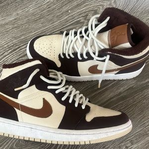 Barely worn WMNS Air Jordan 1 Mid SE Size 7